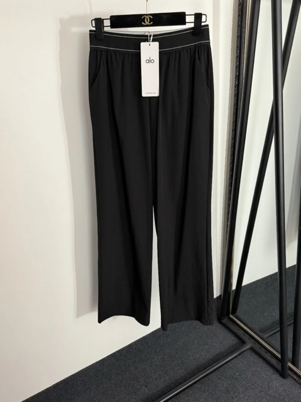 ALO Yoga Black Elastic-Waist Straight Leg Pants